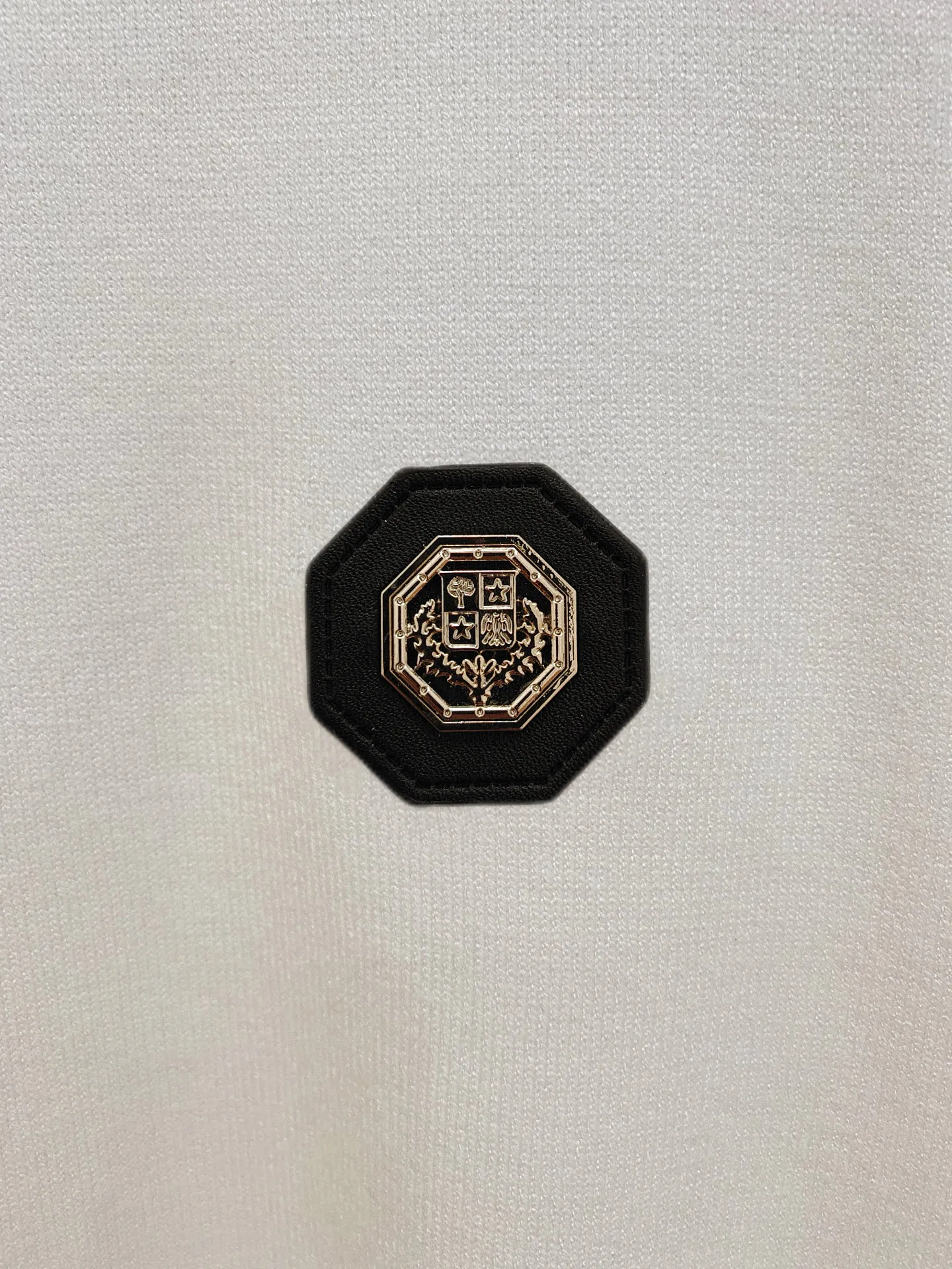 , LP Exquisite logo crew neck sweater Premium wool blended sweater Men's and women's Premium customized products Series Affiliated to the brand's Premium main line Patented top yarn blending Interprets conventional styles with innovation. The configuration of the fabric is subversive. The details are remarkable. The most anticipated sweater in autumn and winter. Full sense of luxury. The brand is designated by Zhejiang and factory is flowed out. Super cost-effective. The quality of Meri wool yarn is excellent. It feels super soft, delicate, soft, non-pilling and does not deform. It is available at all major counters at the same time. It is a must-have product every year. The product seems simple, the workmanship is extremely complicated, and the upper body is not picky. The upper body is extremely skin-friendly and comfortable. It can be worn close to the body with an outer jacket or alone (three standards are complete). Color: Black White Sizes: M L XL 2XL 3XL